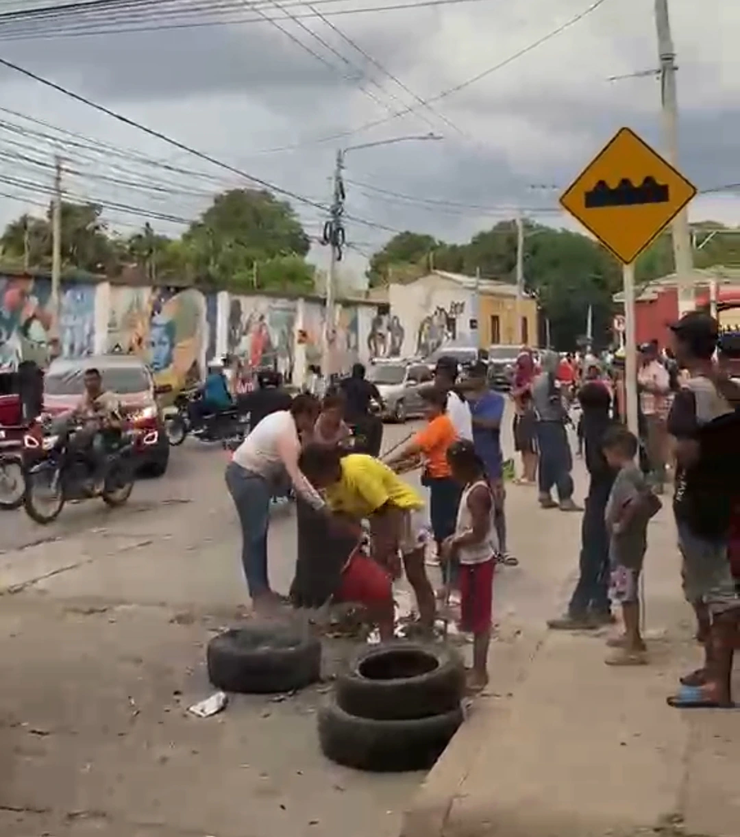 Protesta en la carrera cuarta de Valledupar por parte de la comunidad del barrio Pescaito. Foto: Said Armenta.