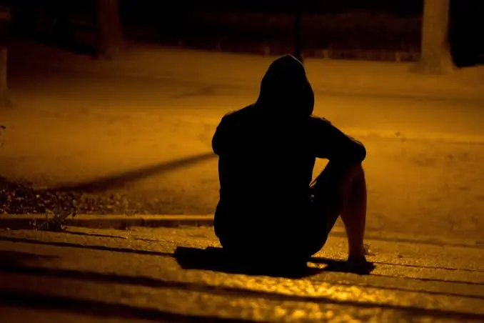 La prevención del suicidio comienza con escuchar y acompañar. Cambios persistentes en el ánimo, el sueño, el aislamiento o la forma de relacionarse pueden ser señales para acercarse sin juzgar y buscar ayuda profesional.