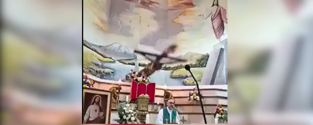 El hecho causó consternación entre los presentes, quienes acudieron al templo para participar en la celebración y terminaron presenciando el fatal accidente.
