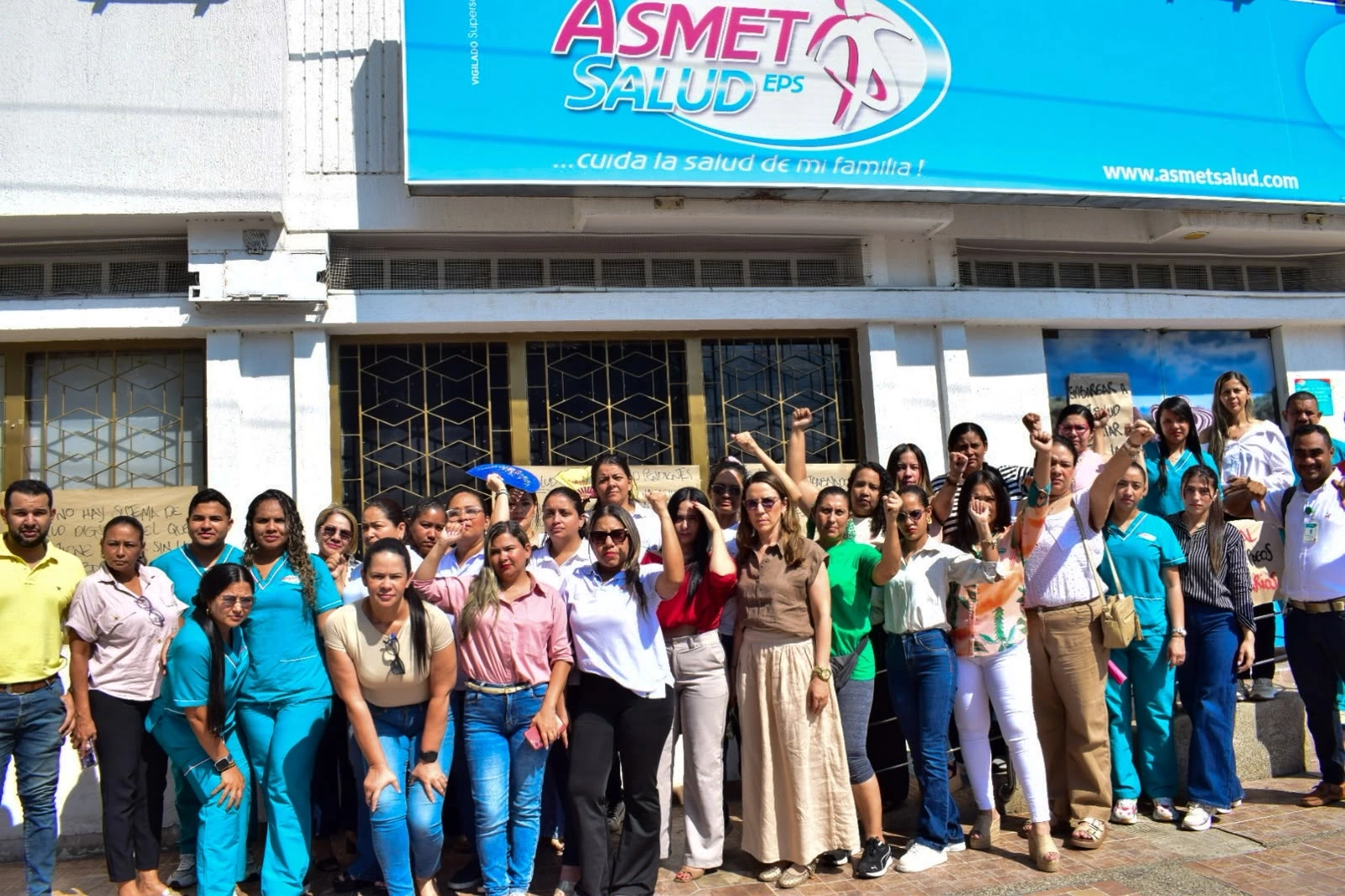 Empleados de Asmet Salud se concentraron frente a la sede de la EPS en Valledupar este 19 de octubre para exigir pagos oportunos y garantías laborales. Foto: Said Armenta.