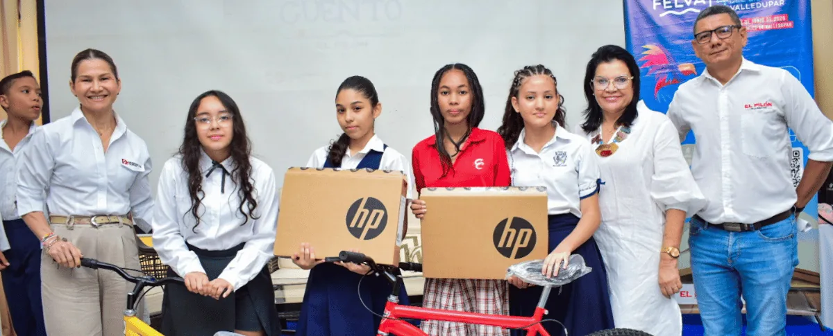 Las cuatro estudiantes ganadoras del concurso ‘Leer es nuestro cuento’, organizado por EL PILÓN con el apoyo de Drummond Ltd., durante la PosFelva 2026. Las acompañan Clara Inés Araújo, gerente de EL PILÓN, y Margarita Saade, directora de Comunicaciones de Drummond Ltd. Foto: Said Armenta.