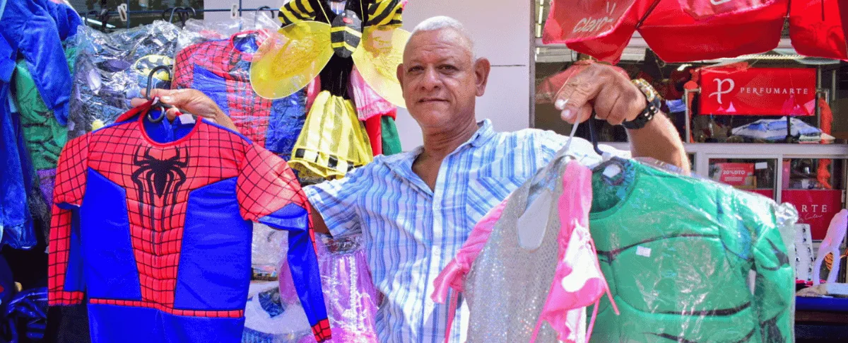 Carlos Gómez, con casi dos décadas vendiendo disfraces, reveló cuáles son los más buscados por los pequeños. Foto: Said Armenta.