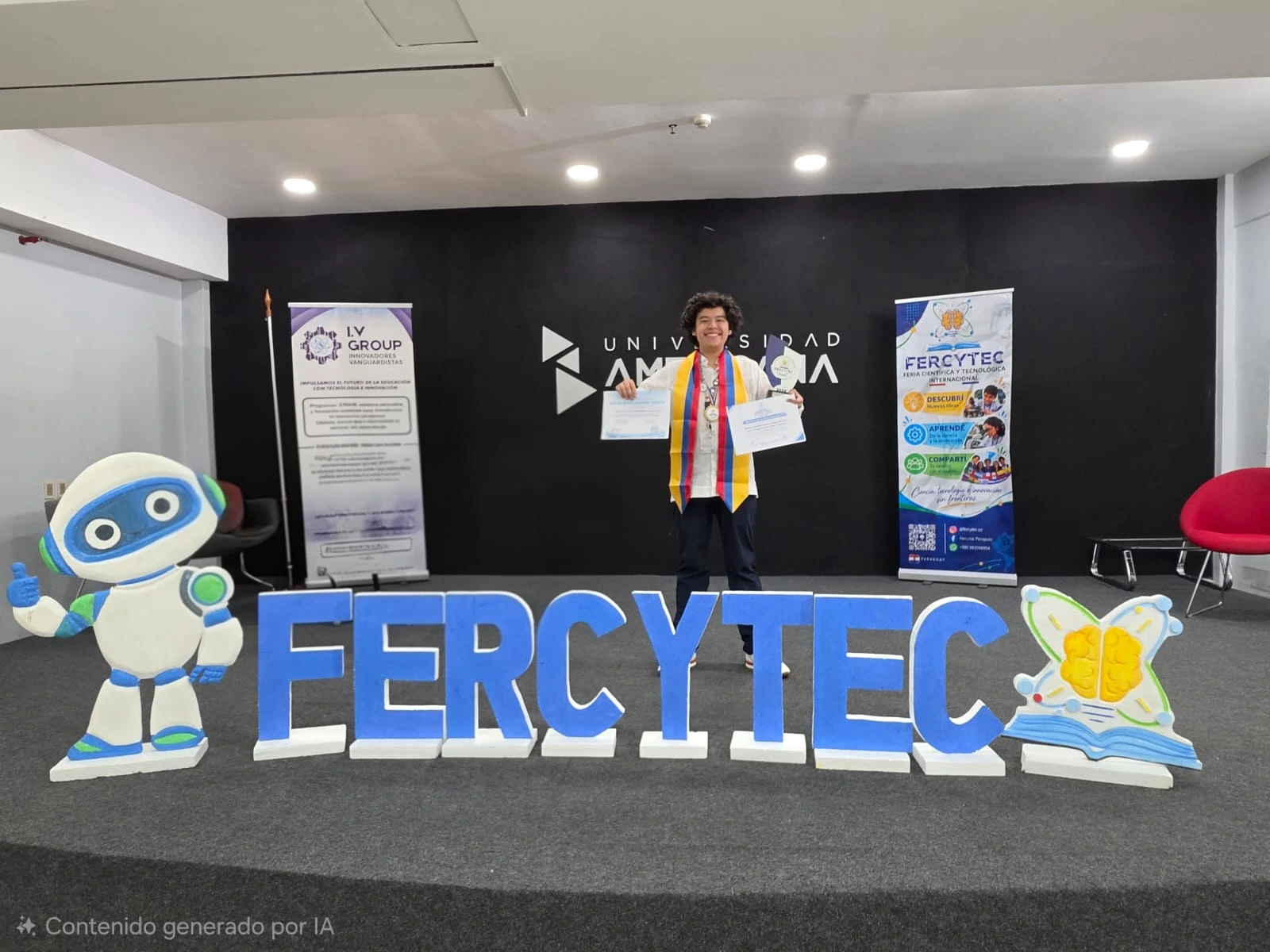Sebastián Vargas posa con su diploma y medalla tras presentar su proyecto de platos elaborados con bioplástico de yuca en una feria de ciencias en Paraguay. Foto: Cortesía.