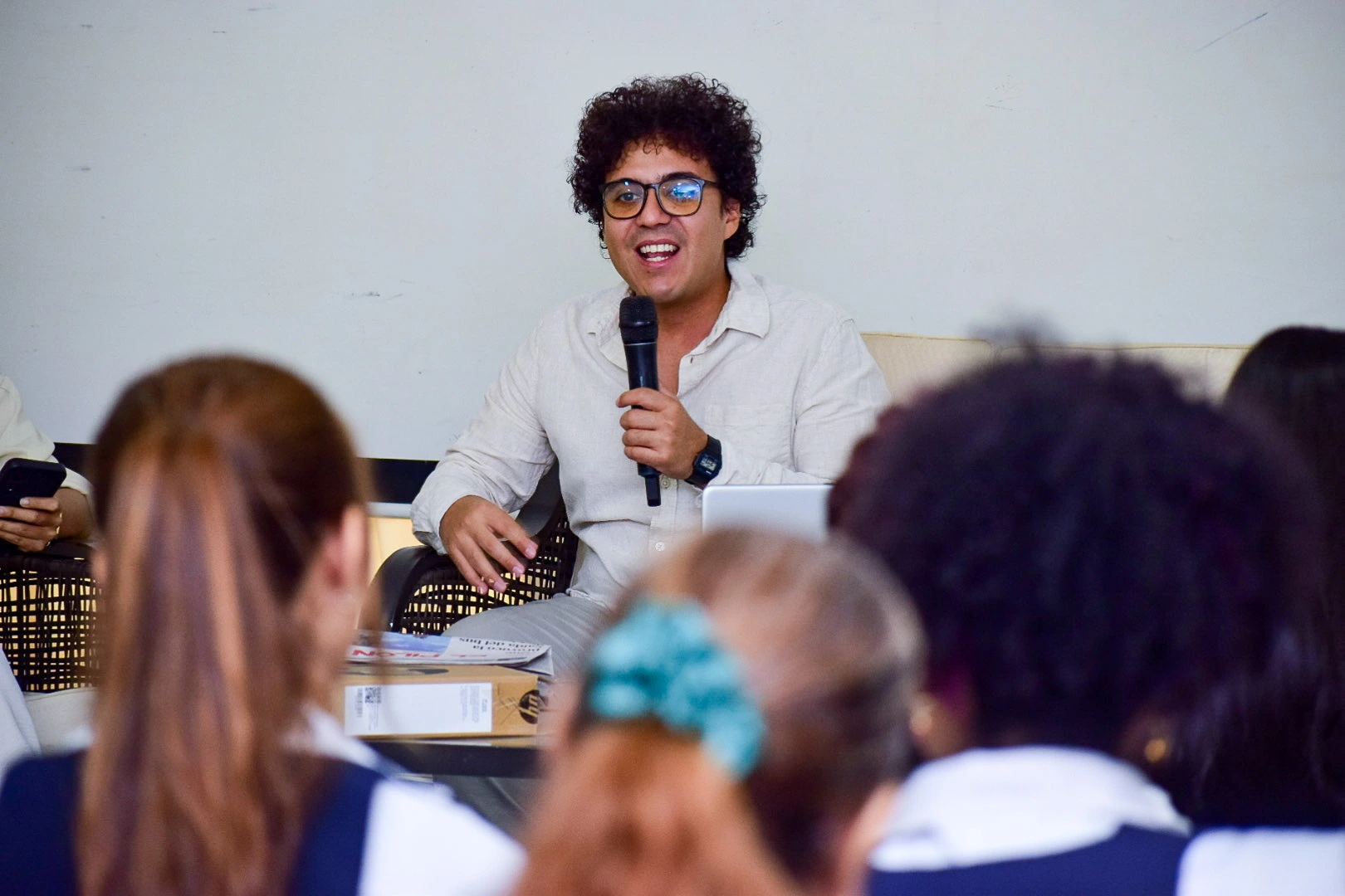 Orlando Oliveros conectó con el público joven de los colegios de Valledupar. Foto: Said Armenta.