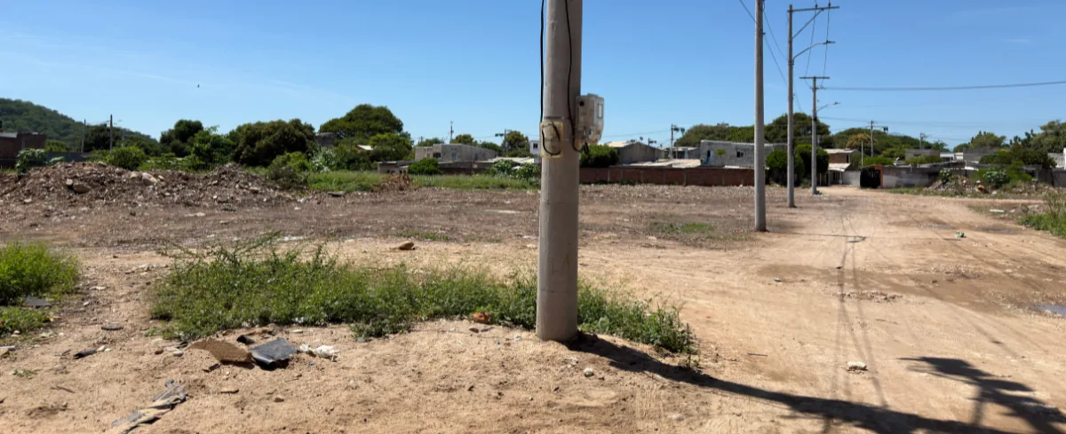 Lote del barrio Villa Concha de Valledupar que la comunidad busca adecuar como cancha deportiva para niños y jóvenes.