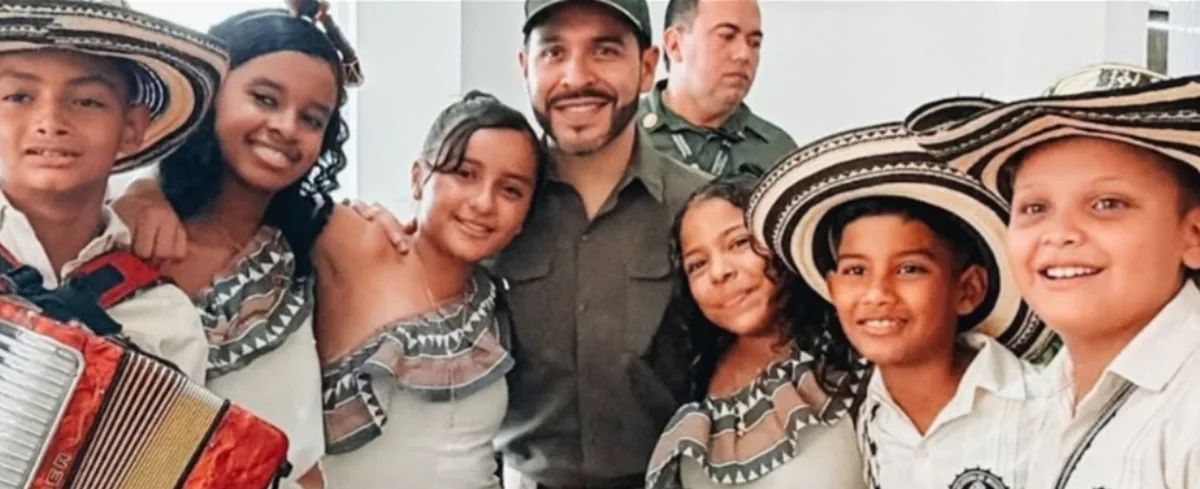 Abelardo de la Espriella y niños de un conjunto de vallenato.