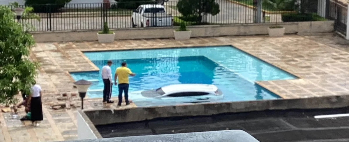 Camioneta que cayó a una piscina en Valledupar.
