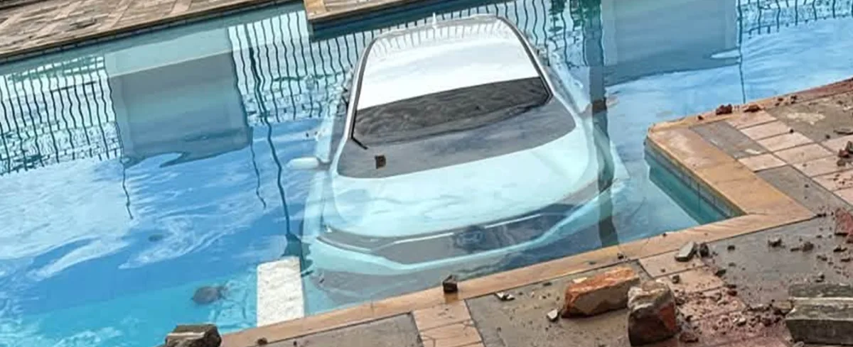 Camioneta que cayó a una piscina de Valledupar.