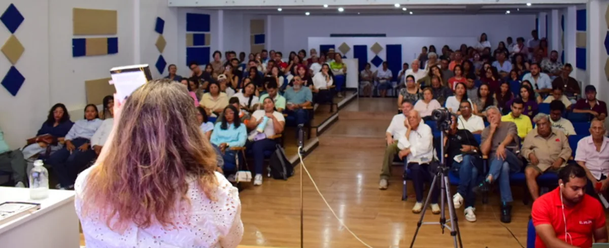 Con el auditorio de la Casa de la Cultura lleno, los lectores de Valledupar acompañaron el encuentro con Agustina Bazterrica en el primer día del Posfelva. Foto: Said Armenta.