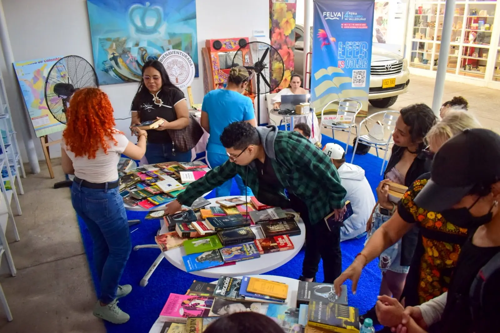 El stand de trueque literario reunió a lectores para intercambiar libros, compartir historias y crear nuevos vínculos alrededor de la lectura. Foto: Said Armenta.