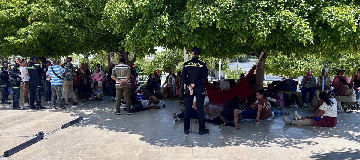 Las víctimas que protestan frente a la Gobernación del Cesar anunciaron que pasarán la noche en hamacas hasta ser atendidas por las autoridades. Foto: EL PILÓN.