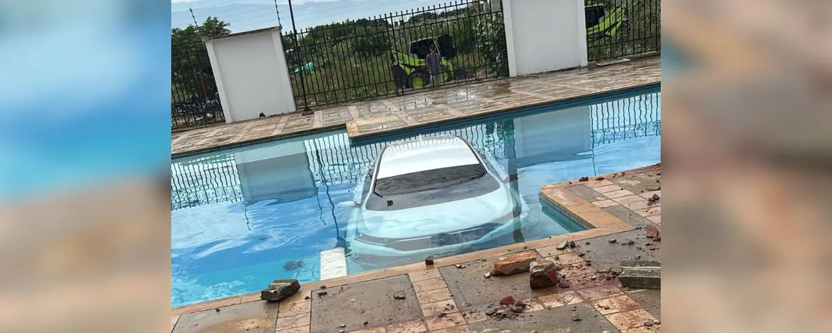 ¡De no creer en Valledupar! Confundió el freno con el acelerador y terminó con la camioneta en el fondo de la piscina