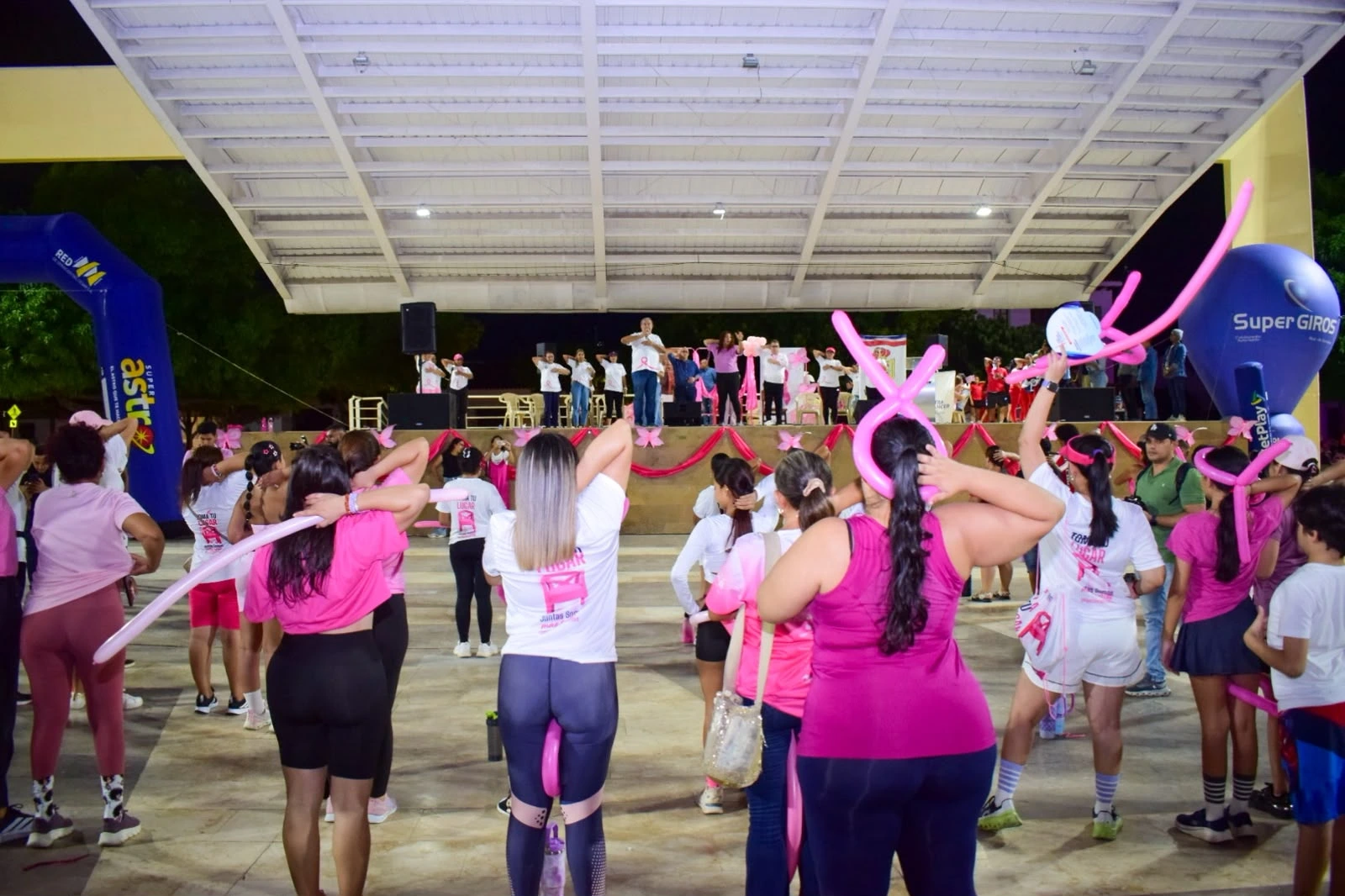 Durante el encuentro en la plaza Alfonso López, las participantes aprendieron a reconocer cambios en sus senos, una práctica que no reemplaza la valoración médica ni la mamografía. Foto: Said Armenta.