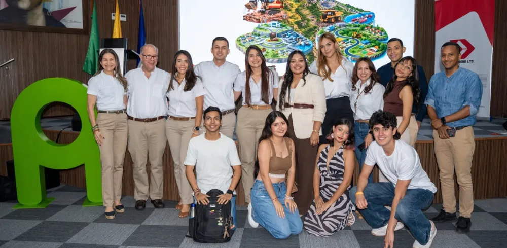 Estudiantes de comunicación social y el equipo Drummond