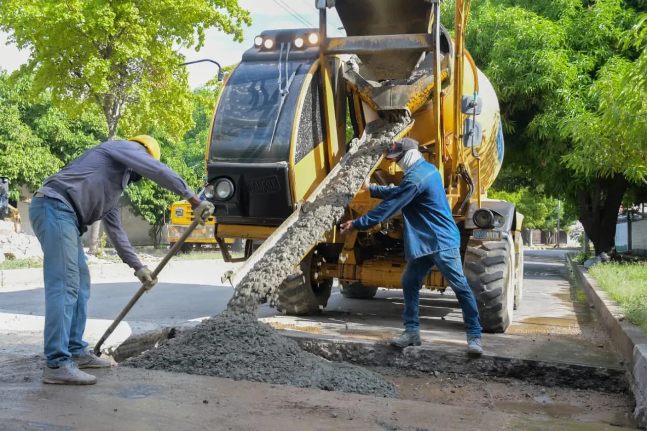 Trabajos de la Operación ‘Tapa Huecos’ en Valledupar, donde se reemplazan placas de concreto deterioradas como parte de la recuperación de la malla vial. Foto: Alcaldía de Valledupar.