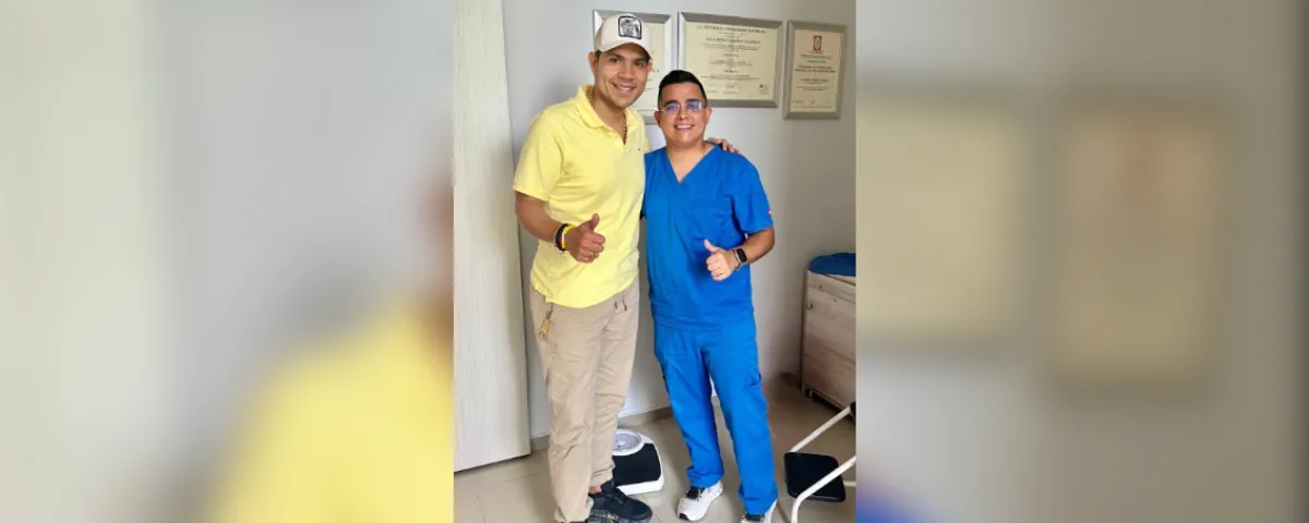 Kbeto Zuleta junto a su médico de cabecera, Luis Andrés Cotes Araújo, internista y nefrólogo.